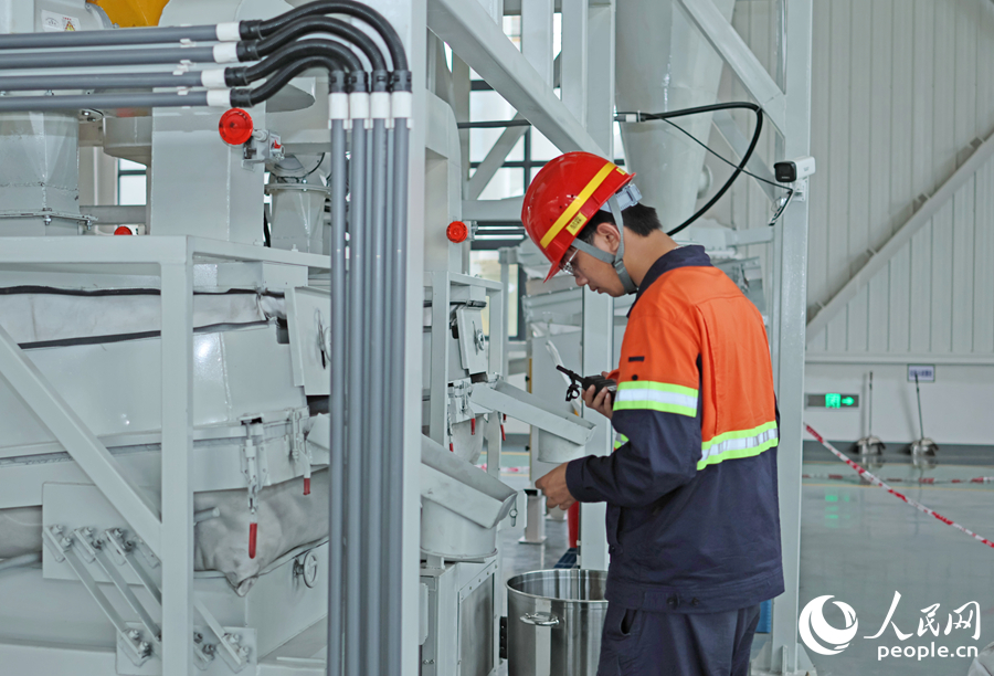 在优锂新能源的车间里，工作人员在作业。人民网 李昌乾摄