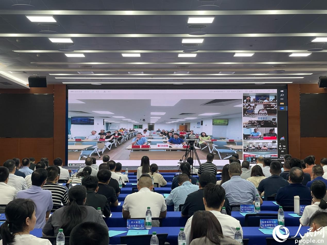 国际认证机构专家与企业现场互动，“一对一”解答企业提问。人民网 谢星宇摄