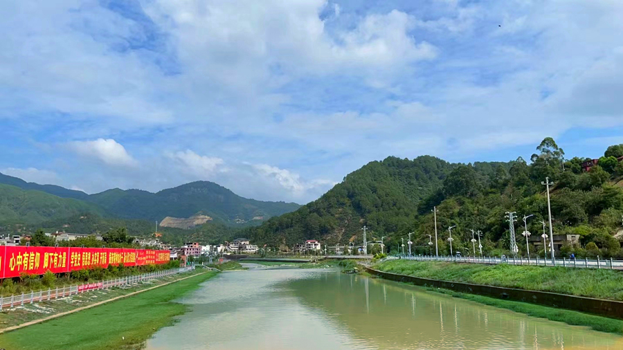 池园镇芝溪河段 池园镇河长办供图