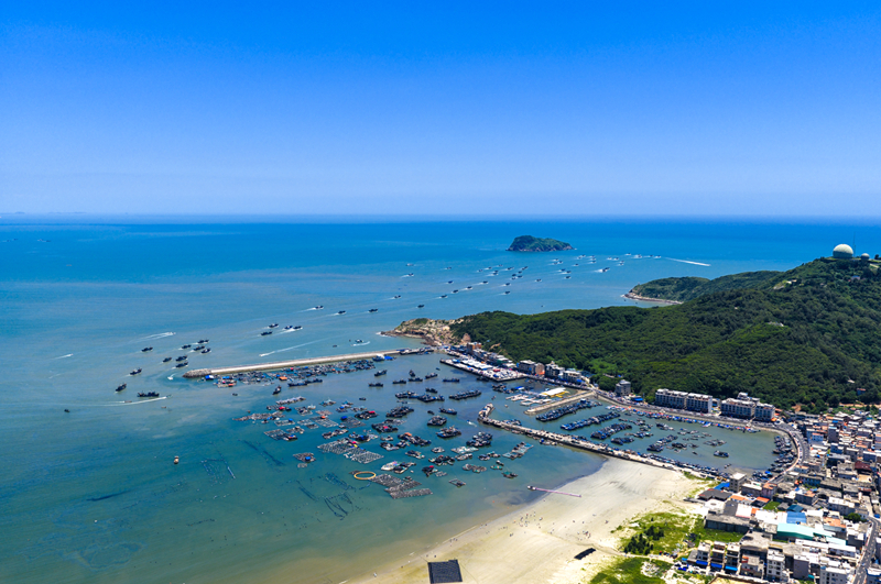 澳角村迎来开渔。吕以乐摄