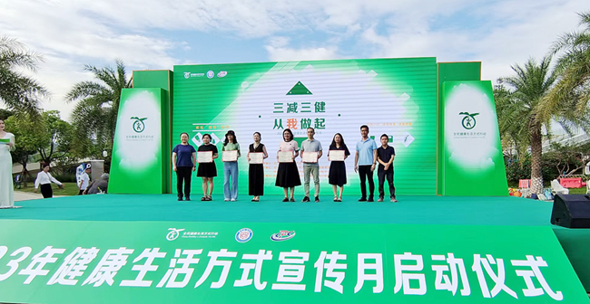 为获奖优秀作品代表颁奖。林林摄