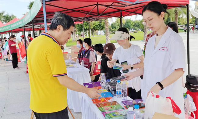 开展宣教活动。林林摄