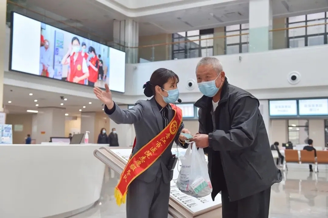组织志愿者开展指引、导诊等服务