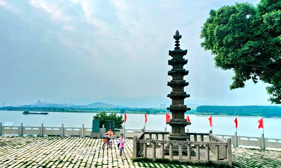 镇国宝塔临江矗立。陈木易、王立强摄