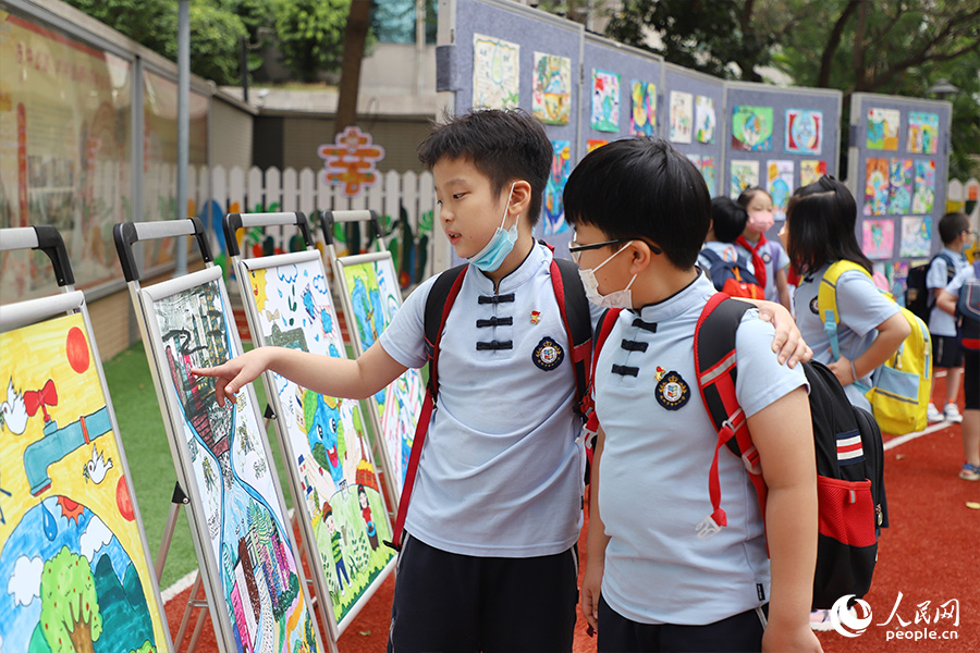 福州市中山小学展出学生创作的节水绘画作品。人民网 陈永整摄
