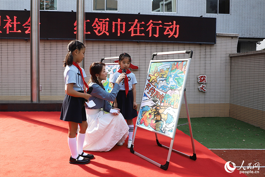 小学生分享节水主题海报创作心得。人民网 陈永整摄