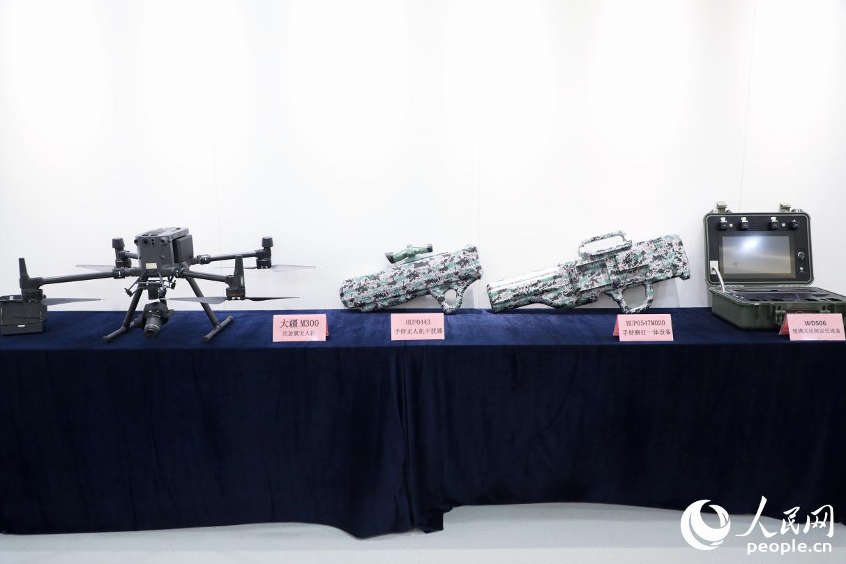 低空经济产业链上企业的产品联合展出。人民网 李唯一摄