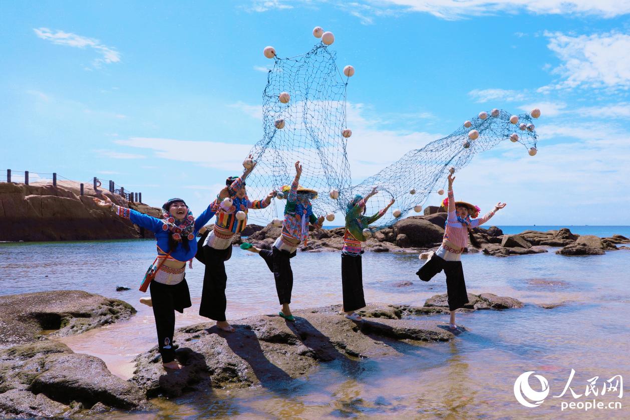 惠女们正在演示撒网动作。人民网 李唯一摄