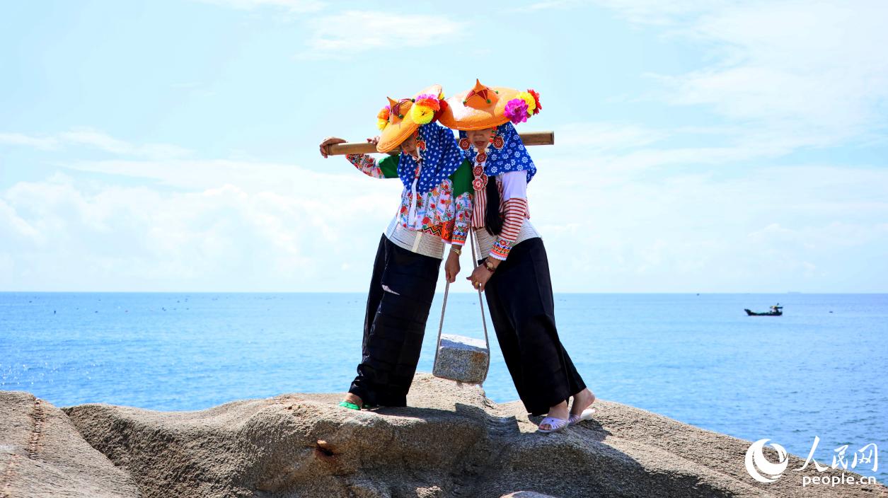 惠女风情园里的惠女模特队。人民网 李昌乾摄