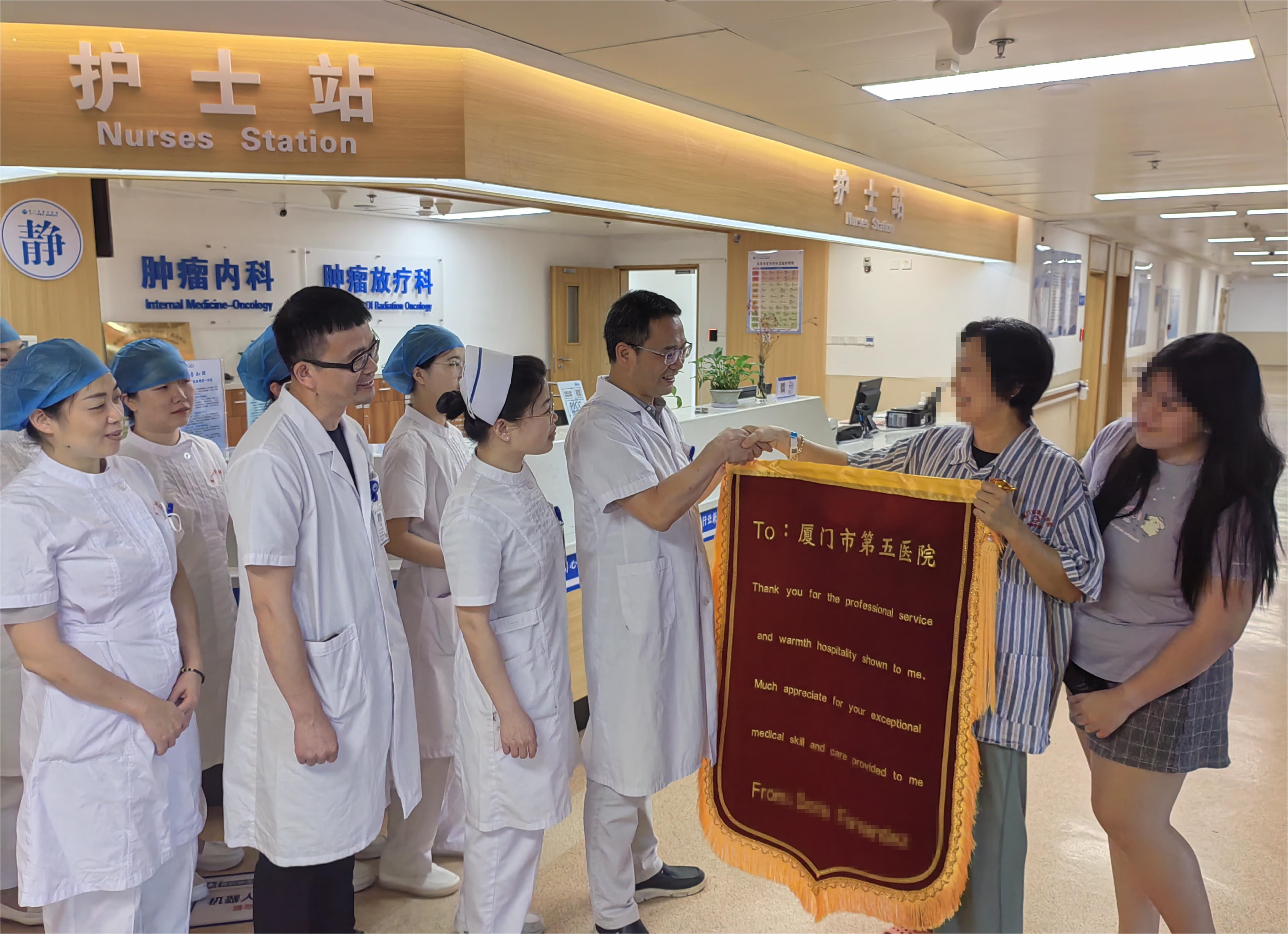 已康复的菲律宾患者向医院赠送锦旗。厦门市第五医院供图