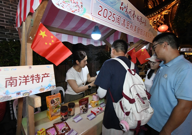 摊位前围满了游客