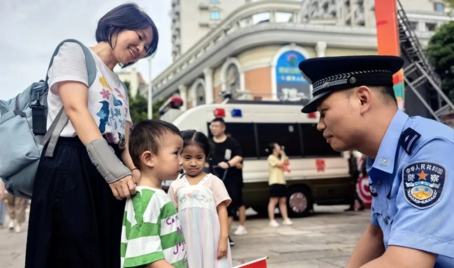 与游客亲切交谈，解答疑问