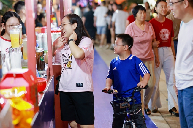 游客在摊位前流连