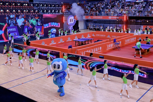 活动现场,精彩的节目巧妙融合“乒乓”运动元素与福安本土文化特色,赢得观众阵阵掌声