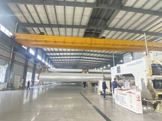 生产车间里机器轰鸣，工人正在有序作业