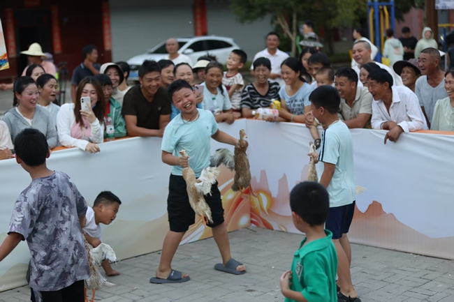 村民参与徒手抓鸭子活动