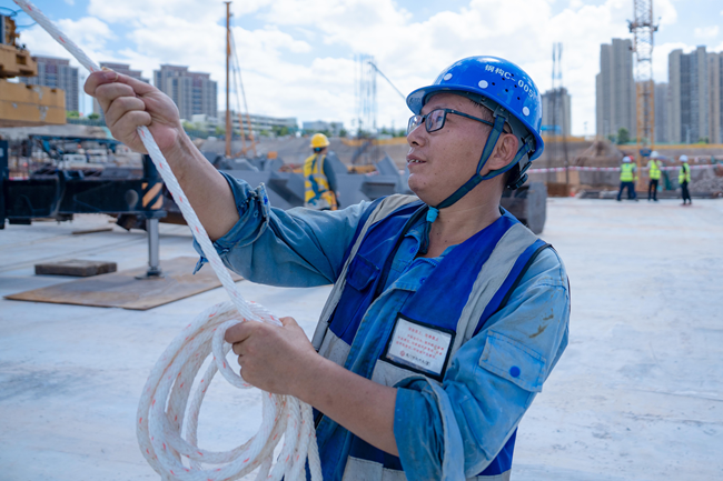 厦门市翔安新城第一实验学校（北京十一联盟学校）项目建设者正进行钢结构吊装缆风绳控制作业