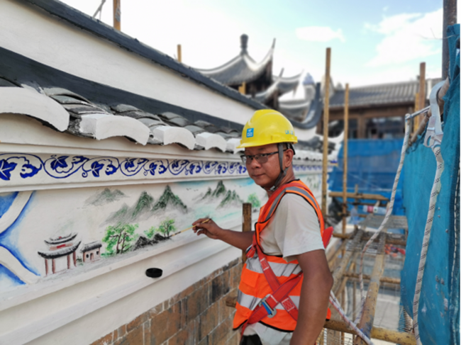 建瓯市历史文化名城保护提升项目建设者正对墙体进行淡彩着色