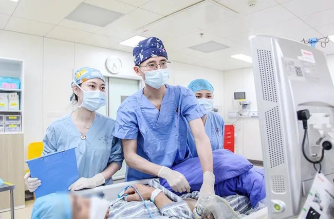 张清福带领麻醉团队临床实践。