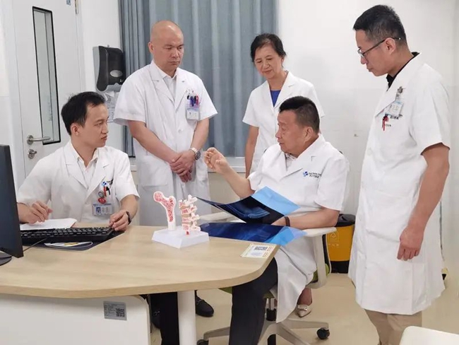 张长青教授现场带教。