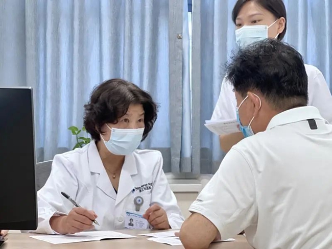 贾伟平院士现场看诊。