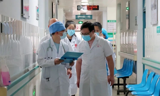 定期开展查房示教、病案讨论。