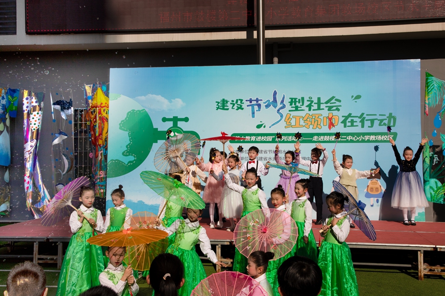 主题舞蹈表演《泉水叮咚》。实习生 杨俊杰摄