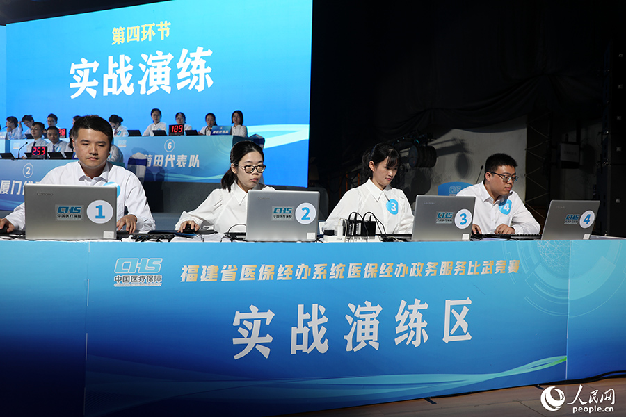 争分夺秒的实战演练，十分考验队员的基本功和临场应变能力。人民网 叶青卿摄