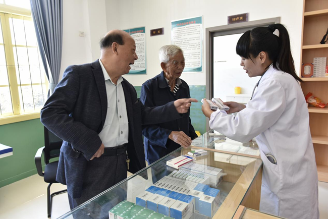 村民到卫生所拿药。