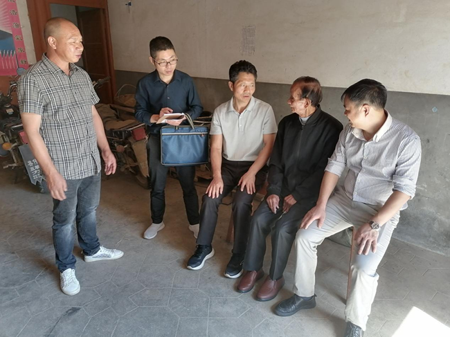 驻县卫健局纪检监察组一行，进村入户开展看病难调研工作。