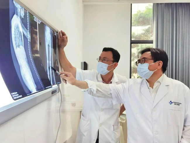 上海六院专家指导晋江医生。晋江市医院供图